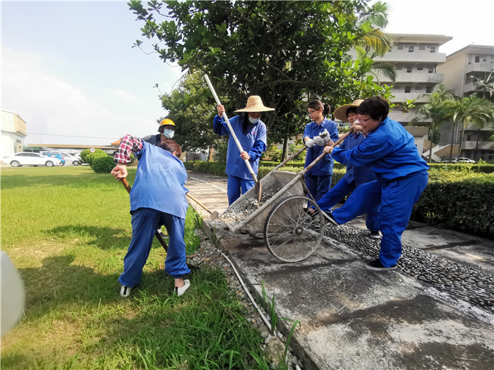 后勤部姐姐們，用砂石把草地空隙處補漏.jpg